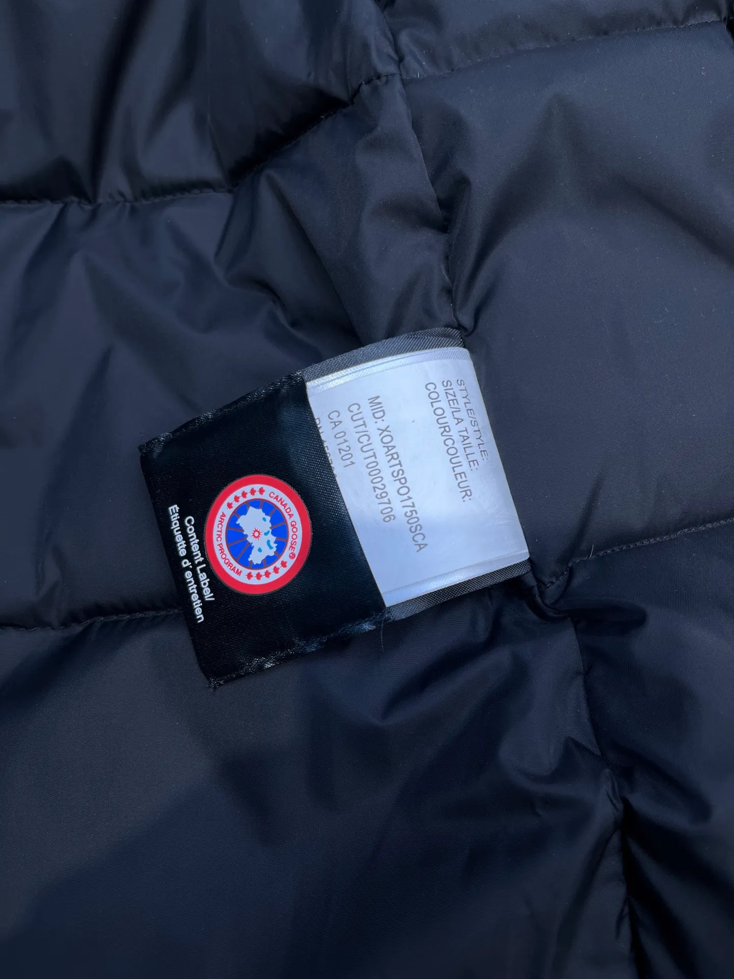 P860 Canada Goose model 06, the same model as the famous star, men's and women's models, with cold-proof flannel on the collar, which is close to the head and neck, comfortable and warm! The fabric is made of high-density nano-level waterproof fabric, which is windproof and wear-resistant and has a certain thickness! Seamless threaded cuffs! Avoid hard knots! It doesn’t matter how low the temperature is this winter, one piece is enough. I’ll give you the wind and temperature! Contains pure duck down, sufficient quantity, unique fashion design + waterproof craft fabric + big brand YKK double zipper pullers, real photos, upright style quality, regardless of the external standard and the internal content, you can feel free to compare it with the softer, easier to wrinkle and lighter version on the market!  size：s-xxl